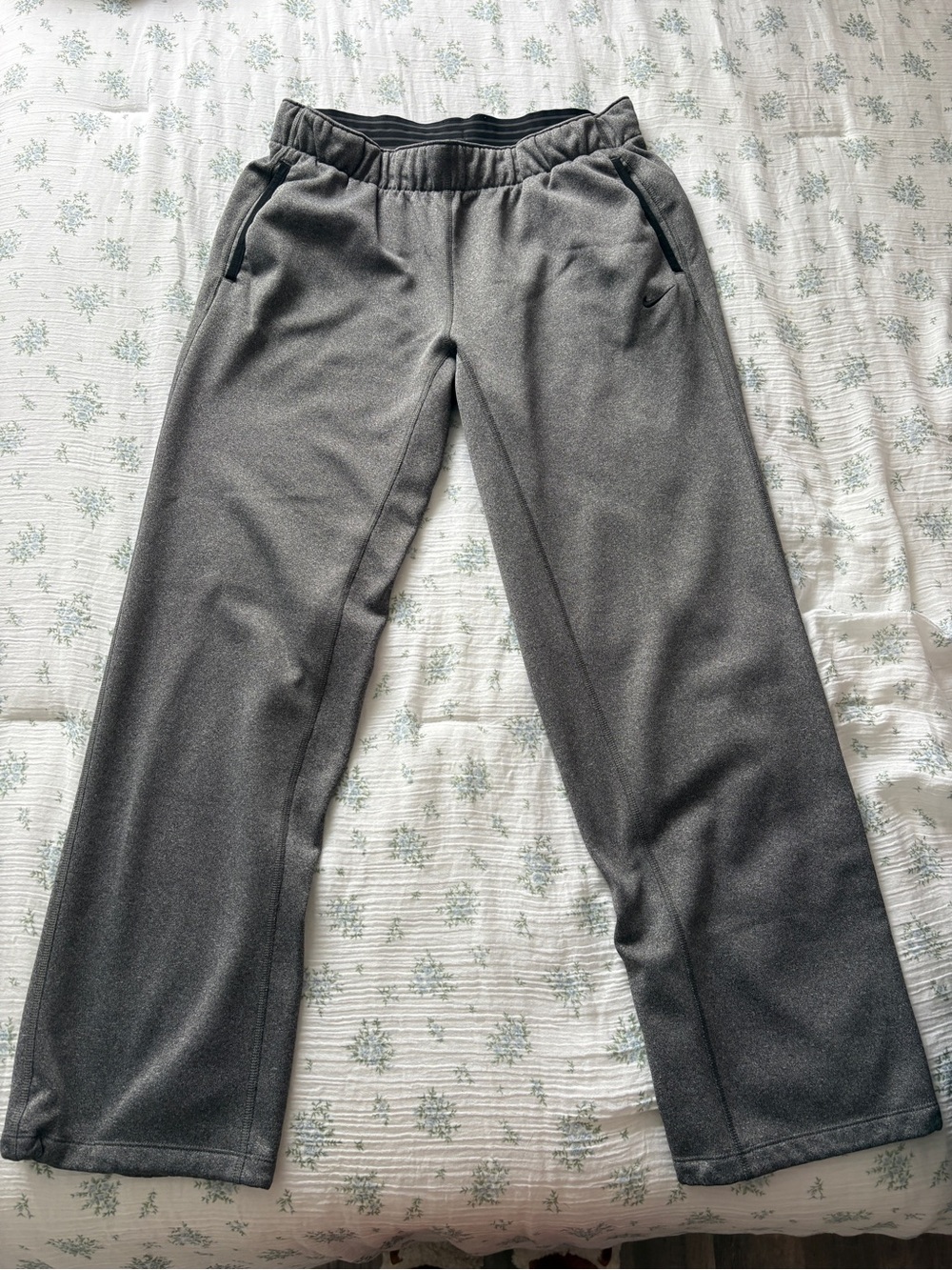 Nike Men's Gray Athletic Jogger Pants
